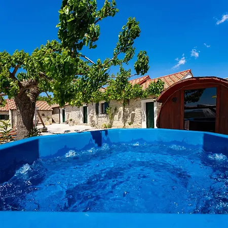 My Dalmatia - Hilltop Paradise With Private Pool, Sauna And Jacuzzi 別荘